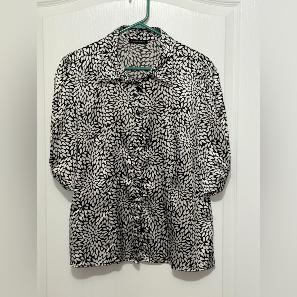 Black & White Floral-Print Button-Down Shirt